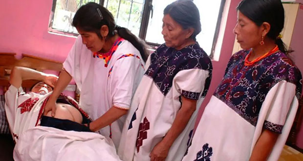 AMLO pide a Salud no negar certificados de nacimientos a parteras