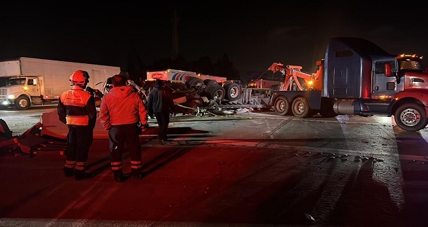 Sin frenos, tráiler choca en la México-Puebla; hay un muerto