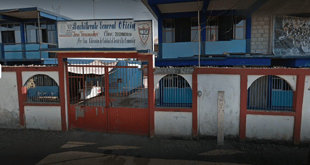 Padres de familia señalan a supervisores vender libros en bachiller
