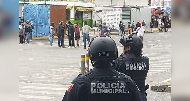 Comerciantes del Mercado Hidalgo repelen operativo de Policía Municipal  