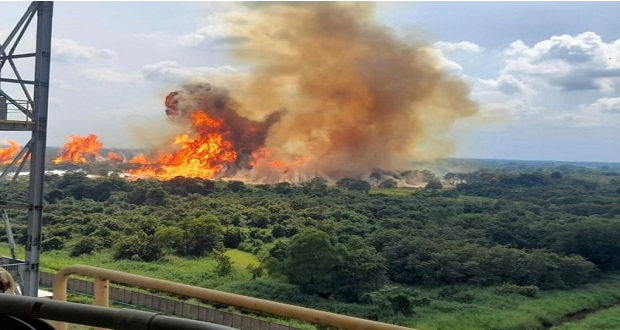 Por accidente, ducto de Pemex se incendia en Tabasco; no hay heridos