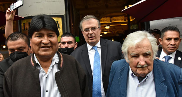 Ebrard come con expresidentes Mujica y Morales antes de Grito 