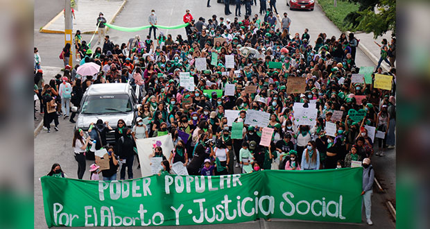 En marcha pacífica, ellas urgen al Congreso despenalizar aborto en Puebla