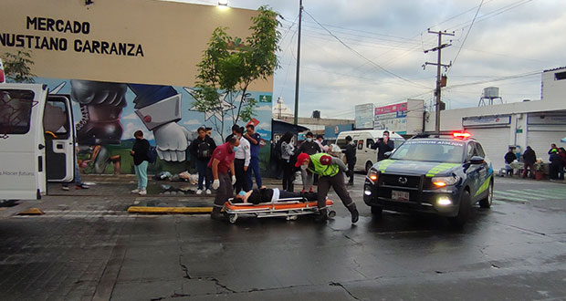 En un día, combi atropella a mujer y micro choca con pipa en Puebla