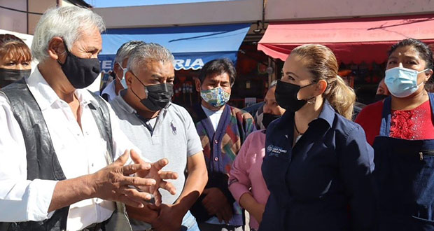 Entrega Angon 14 rejas a locatarios de tianguis de Santiago Mixquitla