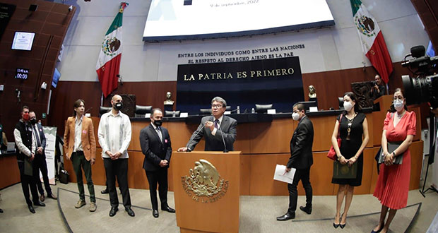 Jóvenes deben defender principios y luchar por metas: Monreal