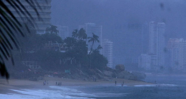 Kay se volverá huracán categoría 2; piden extremar precauciones