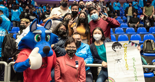 Lilia Cedillo da incentivos a deportistas de BUAP por desempeño