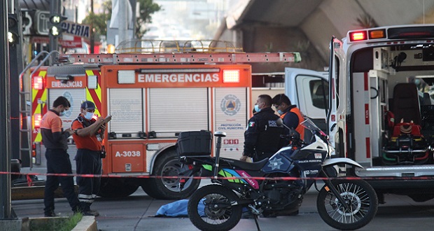 Mujer muere tras arrojarse de puente de la Calzada Zaragoza en Puebla