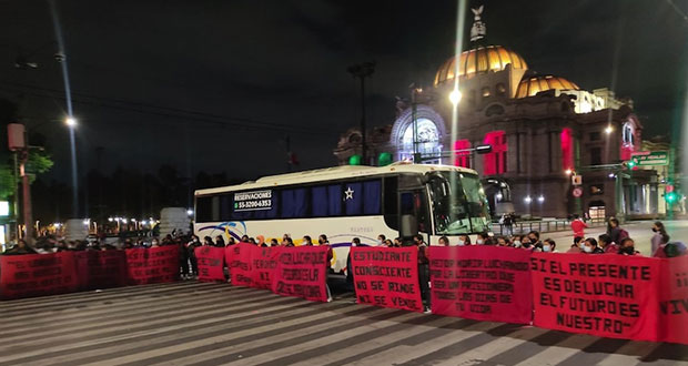 Normalistas de Teteles piden a Federación actuar contra hostigamiento