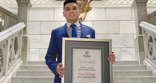 Otorgan premio municipal de la juventud 2022 a egresado de BUAP