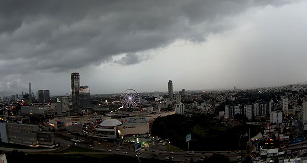 Por segundo día, fuertes lluvias dejan calles inundadas en Puebla