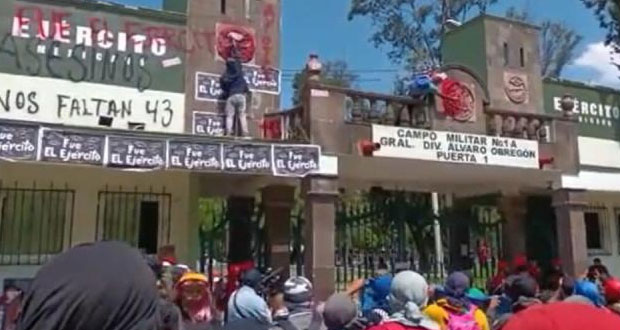 Protesta en Campo Militar por Ayotzinapa: repliegan petardos; hay 39 heridos