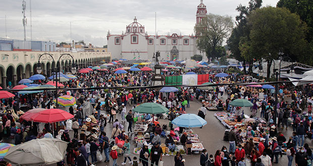 Ropa, zapatos, alimentos y artesanías intercambian en trueque de Cholula