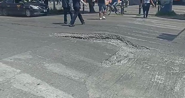 Urgen reparar boquetes en paso peatonal del bulevar Norte, al lado de Fayuca