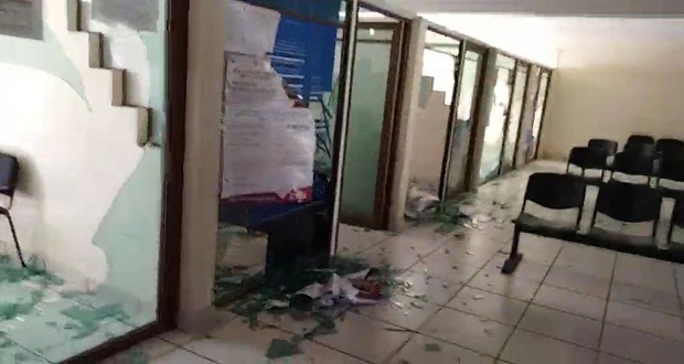 Pobladores irrumpen y hacen desmanes en presidencia de Chiautla de Tapia