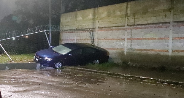 Lluvia, inunda calles y arrastra vehículos en Puebla capital