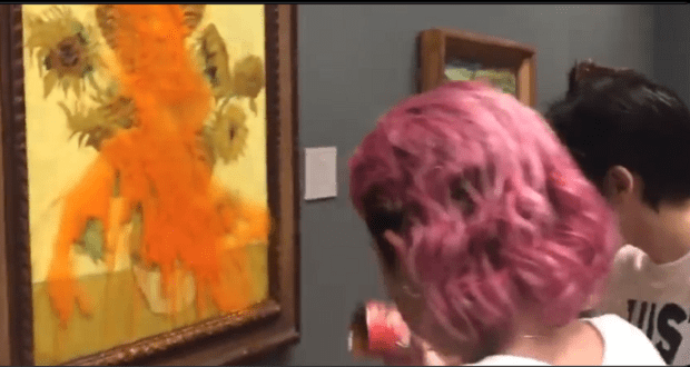 En Londres, manifestantes arrojan salsa de tomate a obra de Van Gogh
