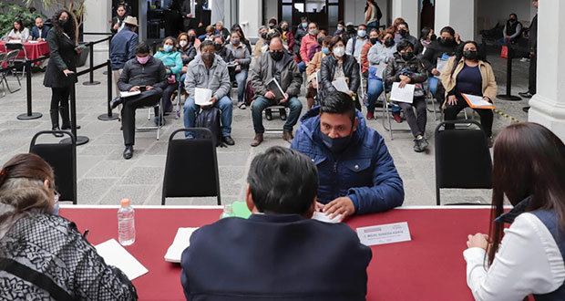 Barbosa entrega aparatos ortopédicos a matrimonio en Martes Ciudadano