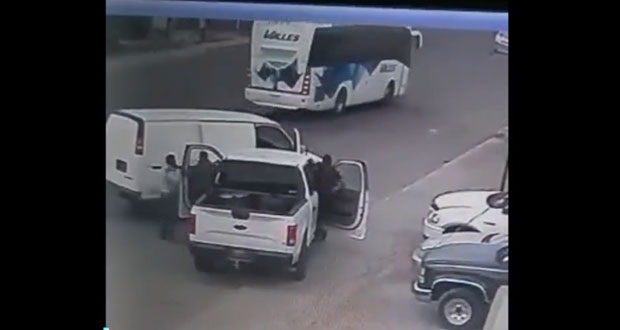 Comando “levanta” a uno y se roba camioneta en Amozoc
