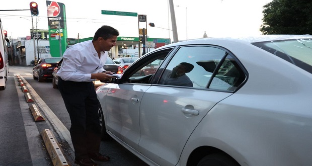 Eduardo Rivera volantea información sobre avances de su gobierno