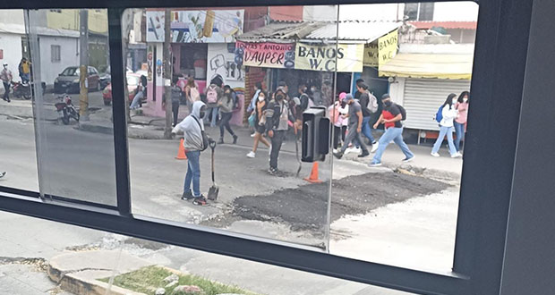 Inicia reparación de boquetes en paso peatonal de Valsequillo y CU