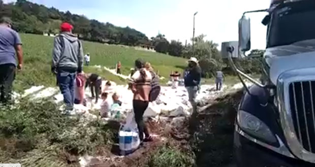 Rapiña en Esperanza: se vuelca tráiler y vecinos se llevan azúcar