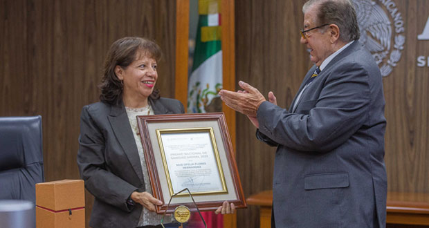 Recibe Ofelia Flores el Premio Nacional de Sanidad Animal 2022