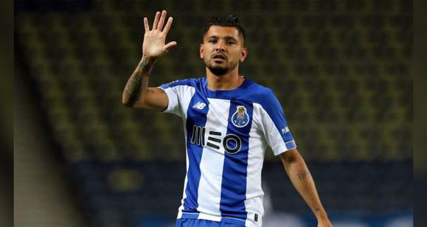 “Tecatito” Corona camina sin yeso e ilusiona con ir al Mundial