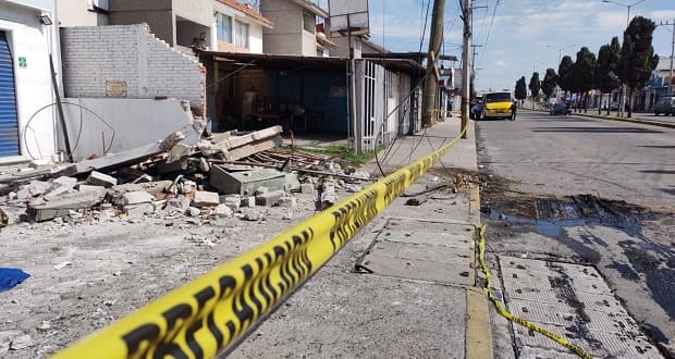 Tráiler tira barda de casa en bulevar Xonacatepec y deja dos lesionados