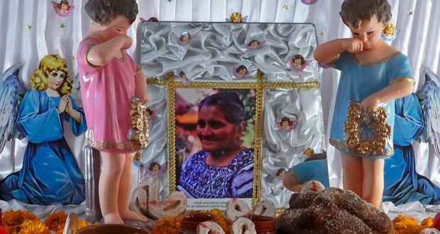 Colocan altar de muertos como homenaje a artesana de Hueyapan