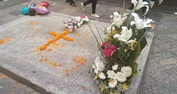 Ponen ofrendas para recordar a niños que murieron por caída de árboles