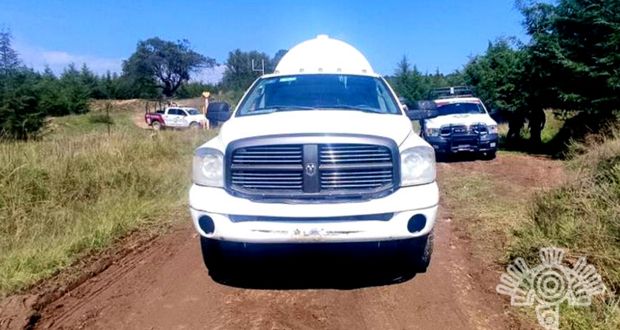 Policías estatales aseguran dos pipas de gas LP en Tlahuapan
