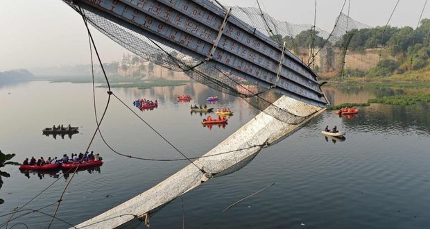 Colapso de puente en India deja 141 muertos y cientos de desparecidos