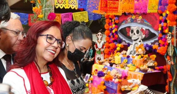 SEP celebra Día de Muertos con ofrendas; homenajean a Posada