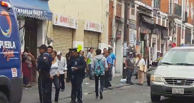 Por decomiso de mercancía, riña entre ambulantes y policías en el CH