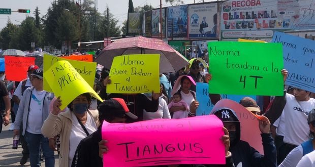 Contra venta de predios, tianguistas protestan en Texmelucan