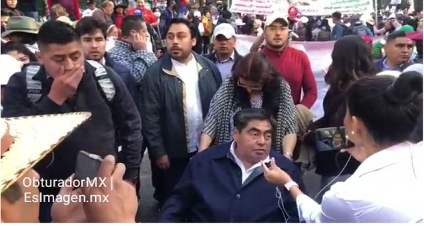 Barbosa y Céspedes encabezan a poblanos en marcha de AMLO en CDMX