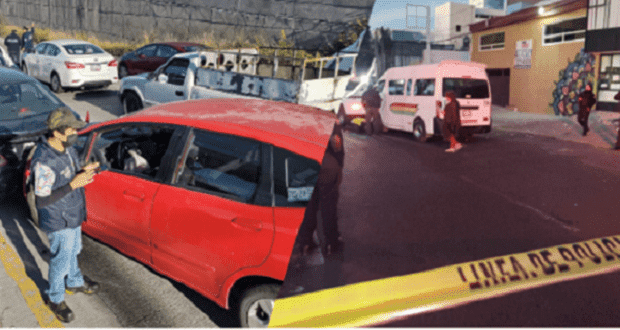 Carambola en Periférico y combi impacta edificio en Puebla capital