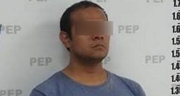 Detienen a conductor de taxi ilegal en CH de Puebla