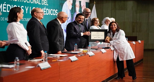 Médicos poblanos reciben reconocimiento nacional al mérito del IMSS