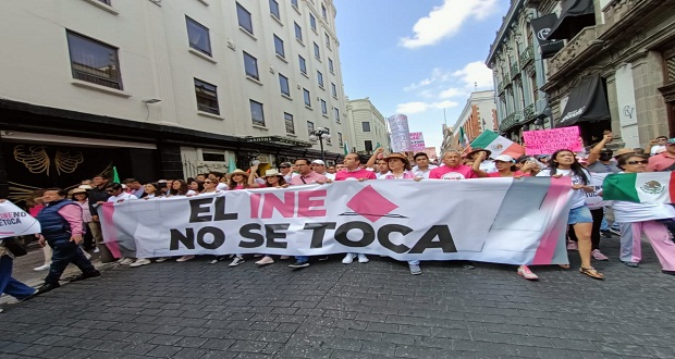 En Puebla, marchan contra reforma electoral; piden a diputados no aprobarla