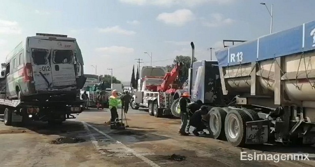 Tráiler sin frenos choca en caseta de Arco Norte en Texmelucan; 6 heridos
