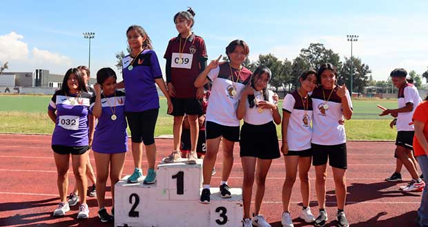 Bachillerato antorchista gana competencias regionales de atletismo 