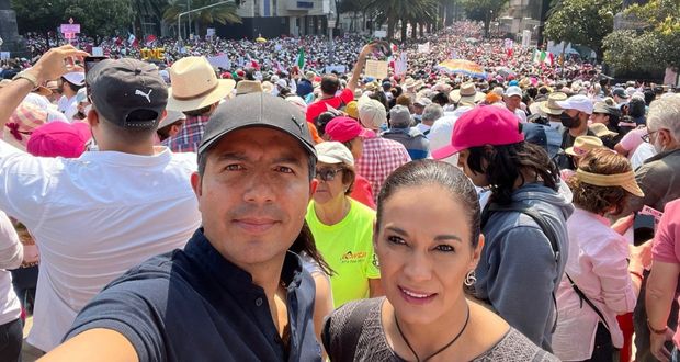 Alcalde de Puebla asiste a marcha contra reforma electoral en Ciudad de México