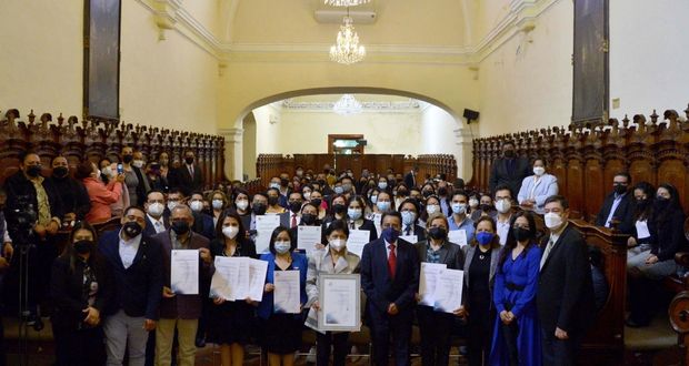 Cedillo entrega premio Ceneval de excelencia a 70 egresados de la BUAP