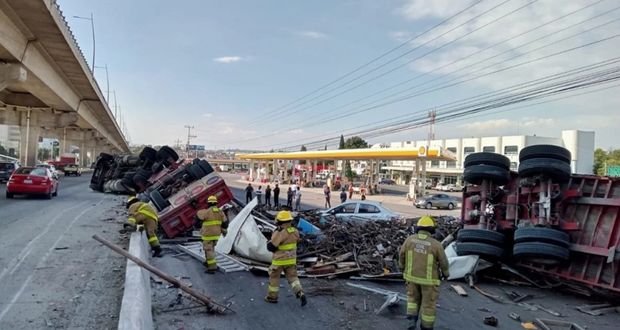 Se vuelca tráiler en la México-Puebla y ocasiona intenso tráfico
