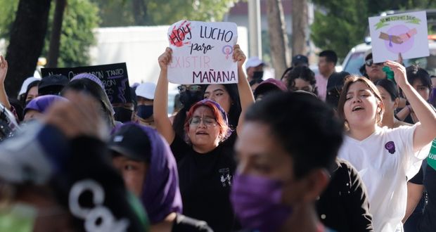 En marcha, feministas piden despenalizar aborto y ley 3 de 3 contra la violencia