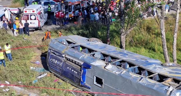 Vuelca autobús que iba a concierto en la México-Puebla y deja 20 lesionados