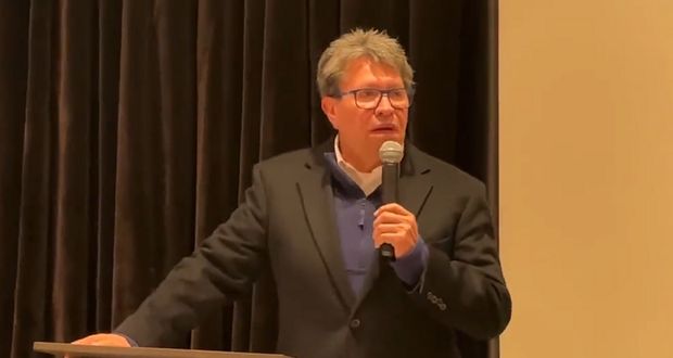 Monreal dialoga con opositores a Morena y rechaza que sea “traición”